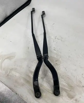 Front wiper blade arm
