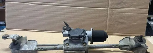 Nissan Pathfinder R51 Front wiper linkage and motor 642621