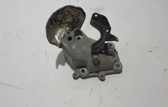 Engine mounting bracket