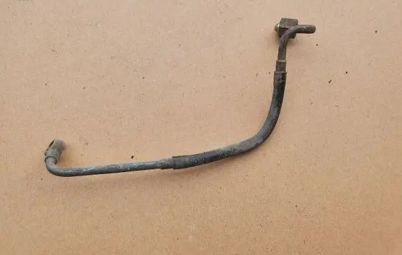 Volkswagen PASSAT B3 Fuel line pipe 051133747