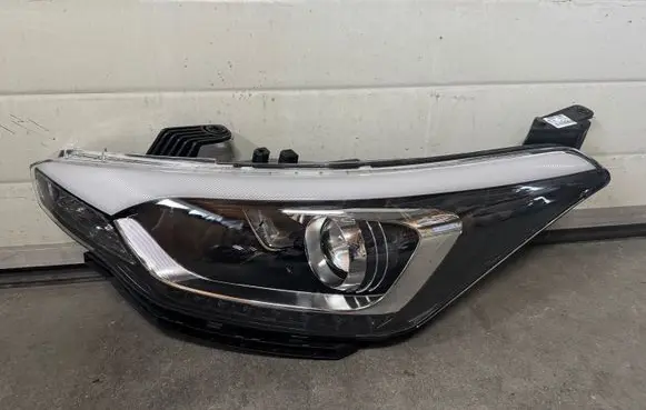 Hyundai i20 Active Headlight/headlamp 92101C8200