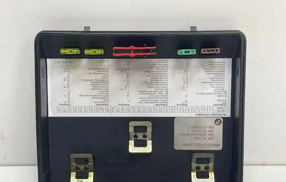BMW 5 E34 Fuse box cover 1374029