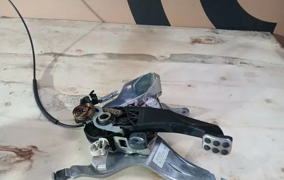 Mercedes-Benz CLS C218 AMG Handbrake/parking brake lever assembly A2124200184