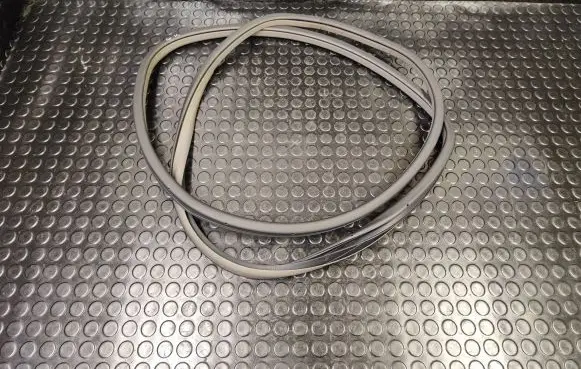 Nissan Leaf I (ZE0) Rear door rubber seal (on body) 