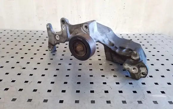 KIA Sorento Generator/alternator bracket 