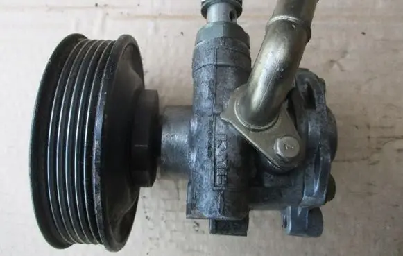 Volkswagen Golf IV Power steering pump 030145269A