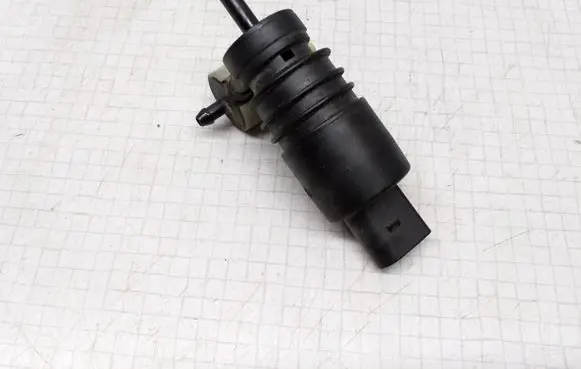 Volkswagen Golf IV Windscreen/windshield washer pump