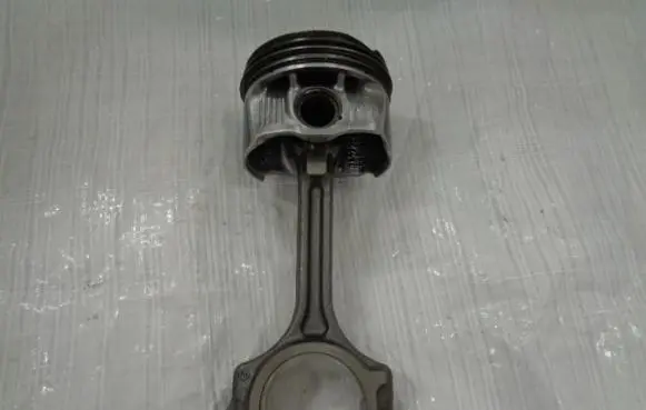 Dacia Duster II Piston with connecting rod
