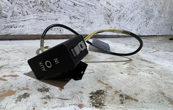 BMW 3 E90 E91 AUX in-socket connector 6940237