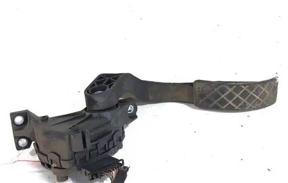 Accelerator throttle pedal