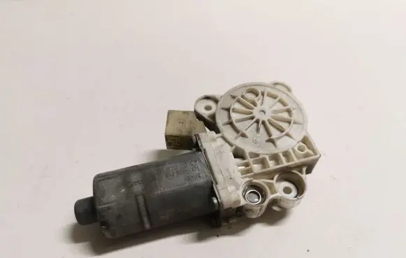 Mercedes-Benz E W211 Front door window regulator motor A2118202942
