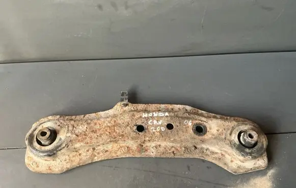 Honda CR-V Rear differential/diff mount bracket 
