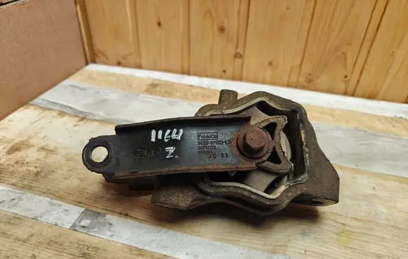 Engine mount bracket