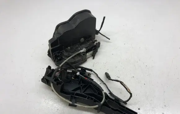 BMW X5 E70 Front door lock 7318416