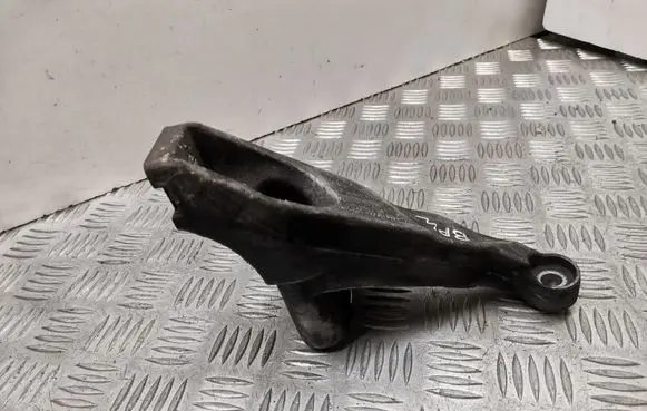 Audi A4 S4 B7 8E 8H Engine mounting bracket 8E0199307S