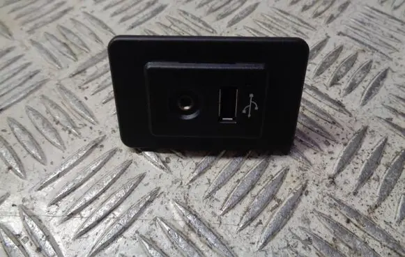 Nissan Note (E12) USB socket connector 02CA1 684403VU0A