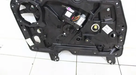 Volkswagen Golf VI Front door window regulator with motor 