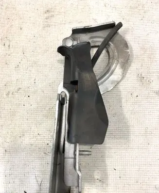 Engine bonnet/hood hinges