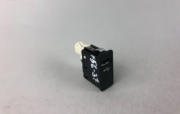 Mini One - Cooper F56 F55 USB socket connector 6820397