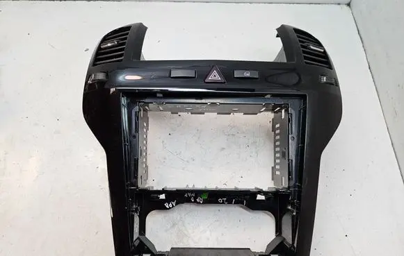 Opel Zafira B Radio/GPS head unit trim 13162556