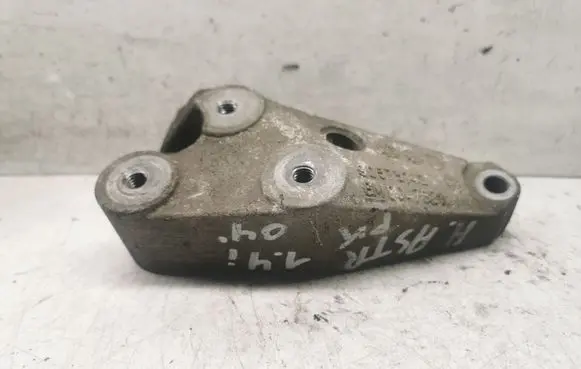 Engine mounting bracket