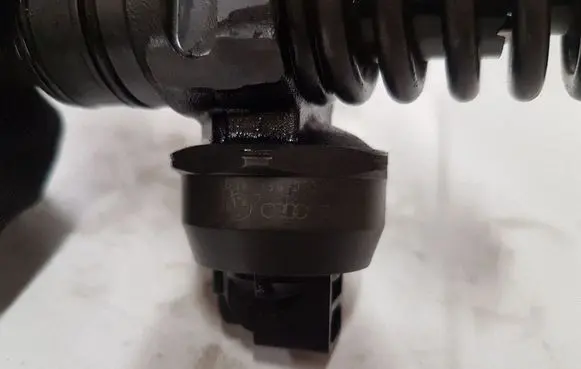 Volkswagen Golf V Fuel injector 0414720215 038130073AG