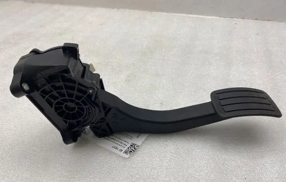 Peugeot 3008 II Accelerator throttle pedal 9674829180 86ET34