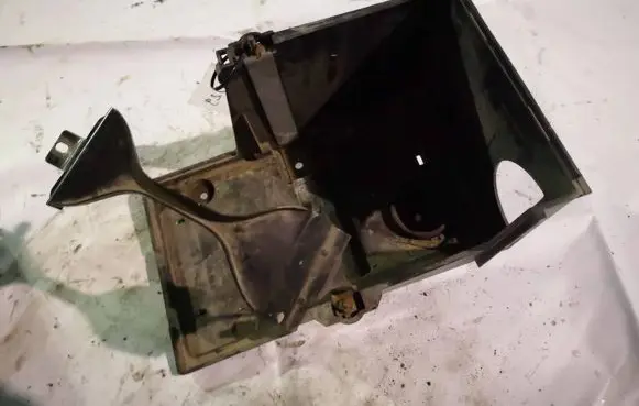 Volvo V50 Battery box tray 