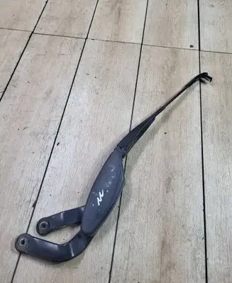 Front wiper blade arm