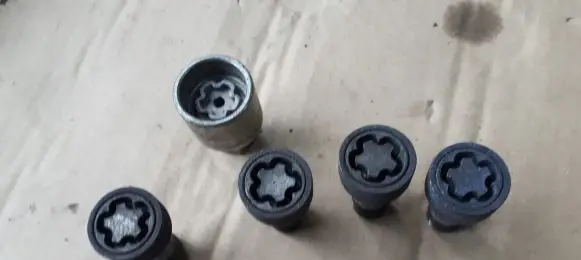 Audi A5 8T 8F Anti-theft wheel nuts and lock 