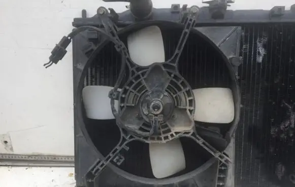Mitsubishi Colt Radiator cooling fan shroud