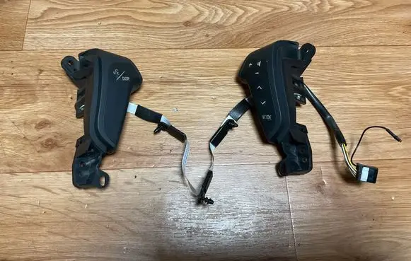 Toyota Avensis T250 Steering wheel buttons/switches 75B070