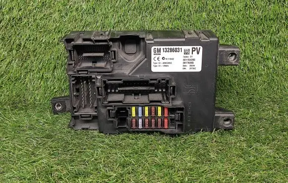 Opel Corsa D Power management control unit 13286031 13286031PV