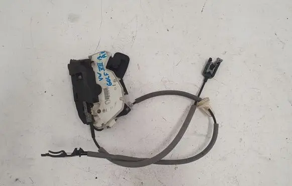 Volkswagen Golf VII Front door lock 5K1837016E