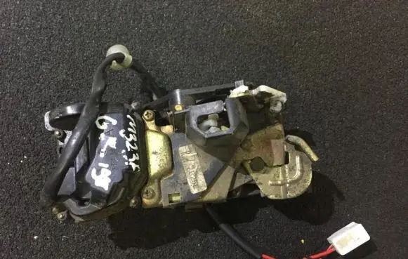 Mazda 323 F Rear door lock
