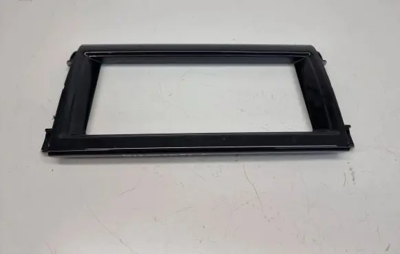 Land Rover Discovery 5 Radio/GPS head unit trim HY32047A04A