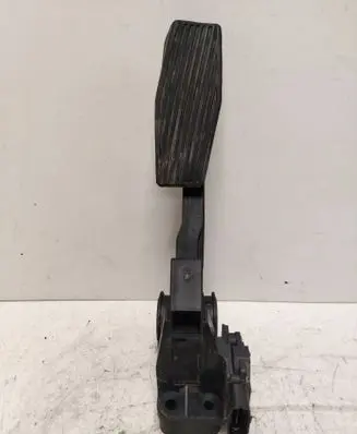 Accelerator throttle pedal