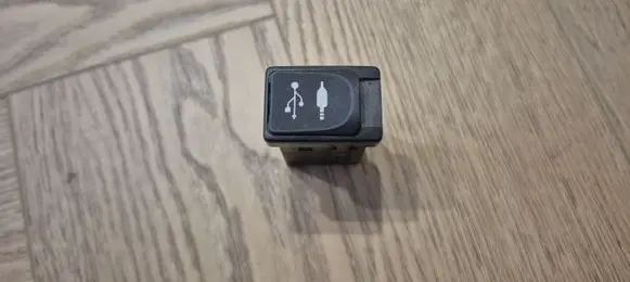 Toyota Auris E180 USB socket connector 861900D030