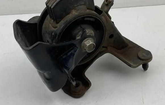 Toyota RAV 4 (XA40) Engine mount bracket