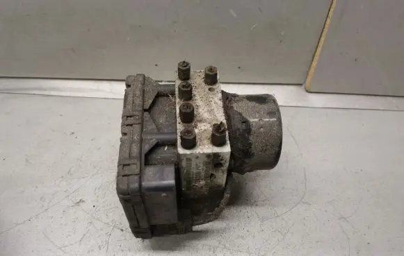 Mini One - Cooper R50 - 53 ABS Pump 05033150AA P05273138AA 05273138AA