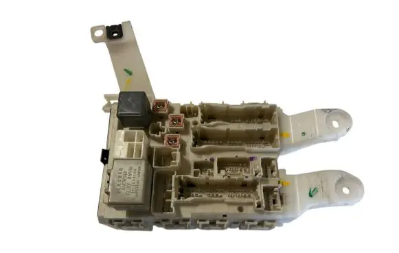 Toyota Auris 150 Fuse module 8273002150A 74700211