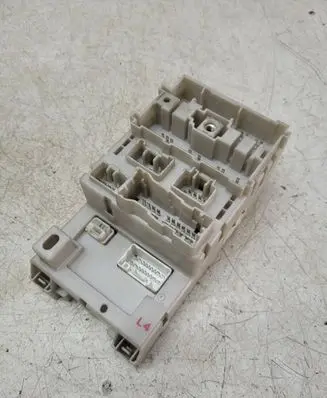 Toyota RAV 4 (XA20) Fuse module 8273342080