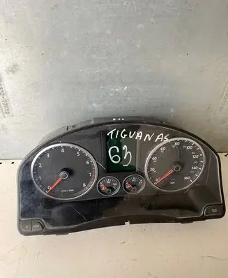 Volkswagen Tiguan Speedometer (instrument cluster) 5N0920970C V000400
