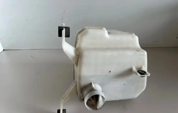 Toyota Prius (XW20) Windshield washer fluid reservoir/tank 1789321030