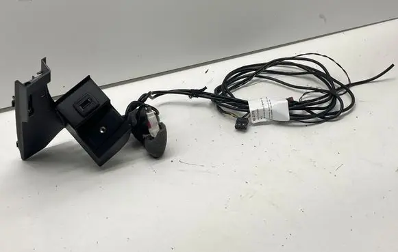 Mercedes-Benz C W204 AUX in-socket connector A1728200815 A2078210411 A1728200515