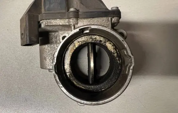 Volkswagen Golf V Throttle valve 03G128063A V320