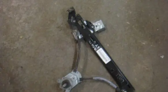 Rear door manual window regulator
