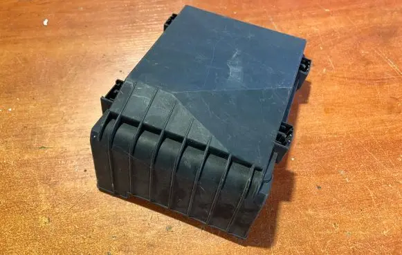 Volkswagen Touran I Fuse box cover 1K0937132D