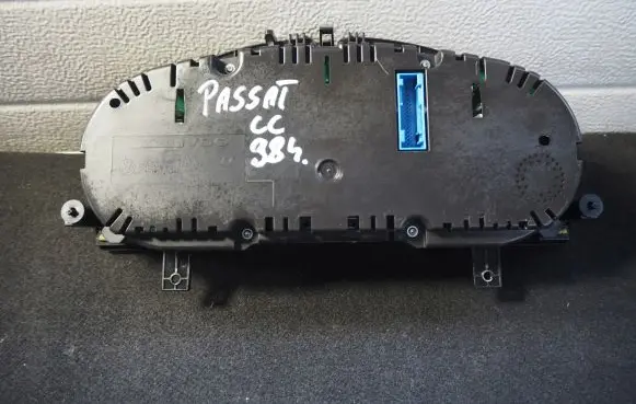 Volkswagen PASSAT CC Speedometer (instrument cluster) 3C8920870B