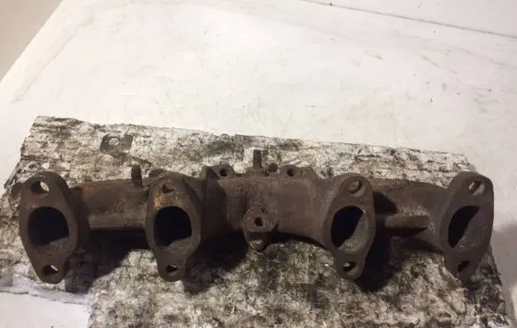 Volkswagen Golf III Exhaust manifold 028253033R